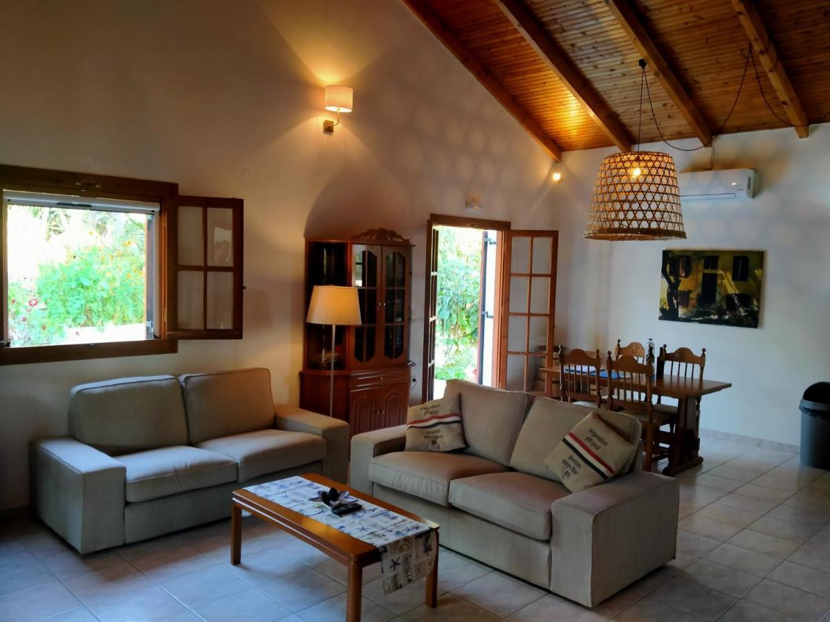 Bungalow Gialova Exteriör bild