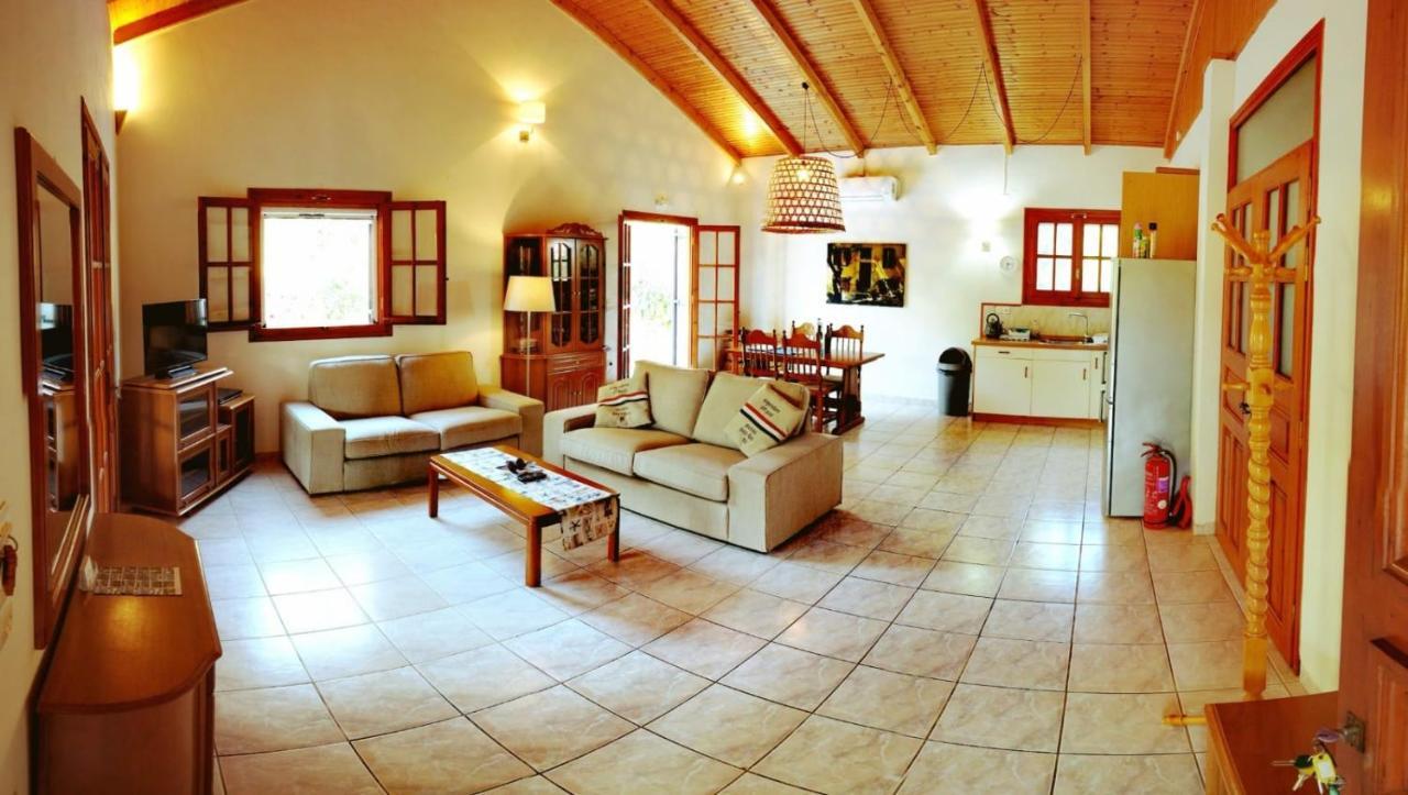 Bungalow Gialova Exteriör bild