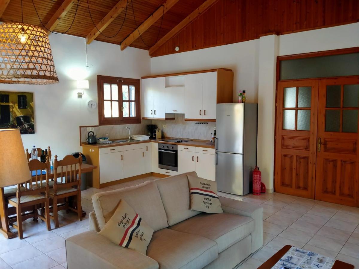 Bungalow Gialova Exteriör bild